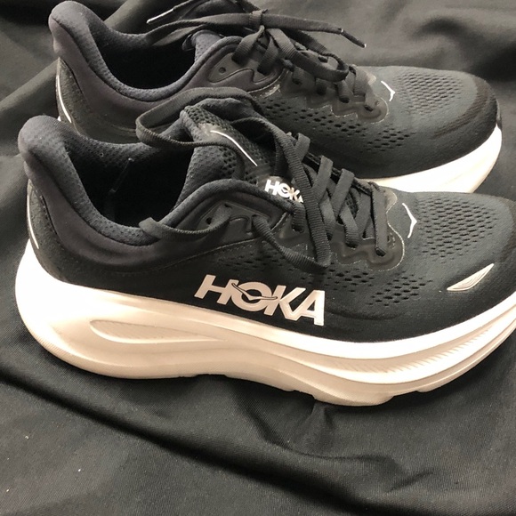 Women’s Sz 7D Black & White Bondi 9 Hoka Sneakers - Picture 3 of 6